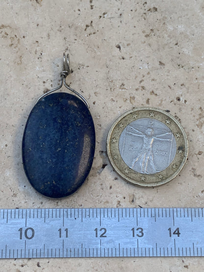 Sodalite, pendentif de 32x14x14 millimètres, vendu avec cordon coulissant (réglable), en cuir noir de 40 à 70 centimètres !