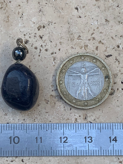 Sodalite, pendentif de 32x14x14 millimètres, vendu avec cordon coulissant (réglable), en cuir noir de 40 à 70 centimètres !