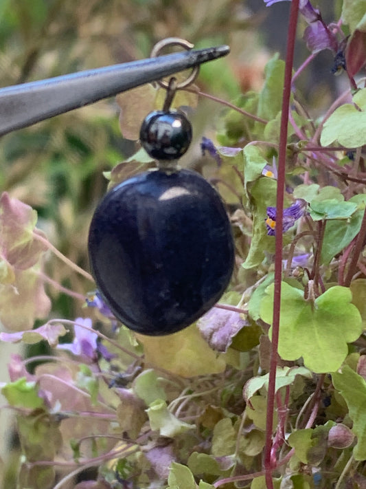 Sodalite, pendentif de 32x14x14 millimètres, vendu avec cordon coulissant (réglable), en cuir noir de 40 à 70 centimètres !