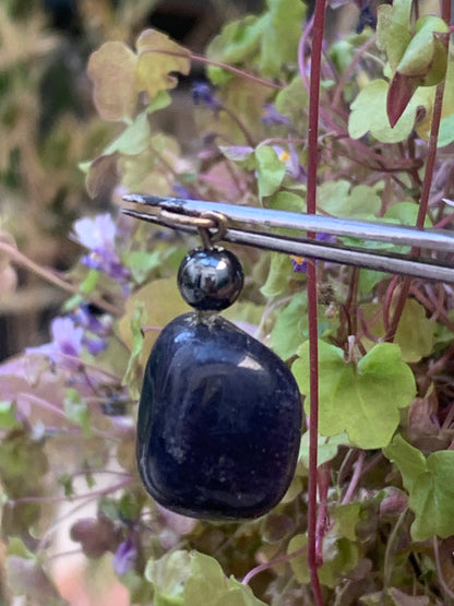 Sodalite, pendentif de 32x14x14 millimètres, vendu avec cordon coulissant (réglable), en cuir noir de 40 à 70 centimètres !