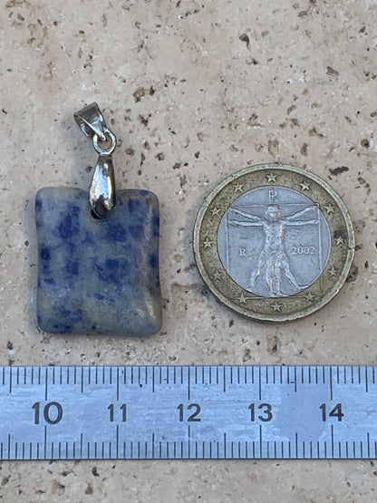 Sodalite, pendentif de 34x18x5 millimètres, vendu avec cordon coulissant (réglable), en cuir noir de 40 à 70 centimètres !
