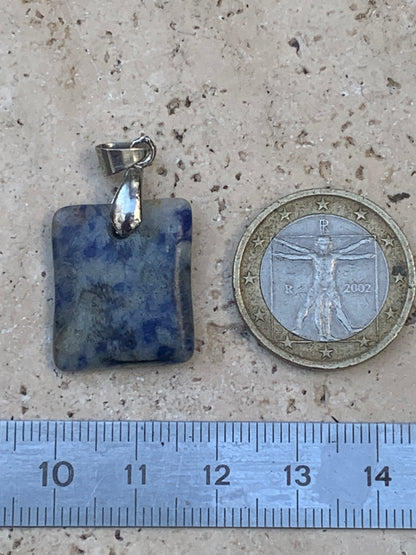 Sodalite, pendentif de 34x18x5 millimètres, vendu avec cordon coulissant (réglable), en cuir noir de 40 à 70 centimètres !