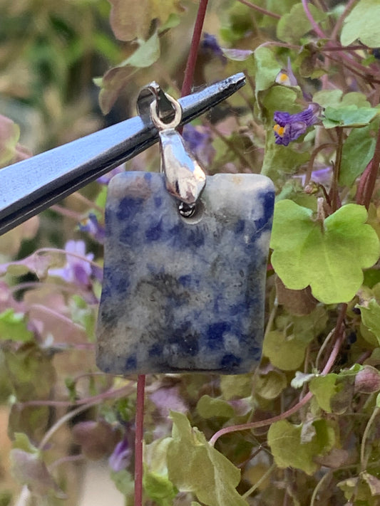 Sodalite, pendentif de 34x18x5 millimètres, vendu avec cordon coulissant (réglable), en cuir noir de 40 à 70 centimètres !