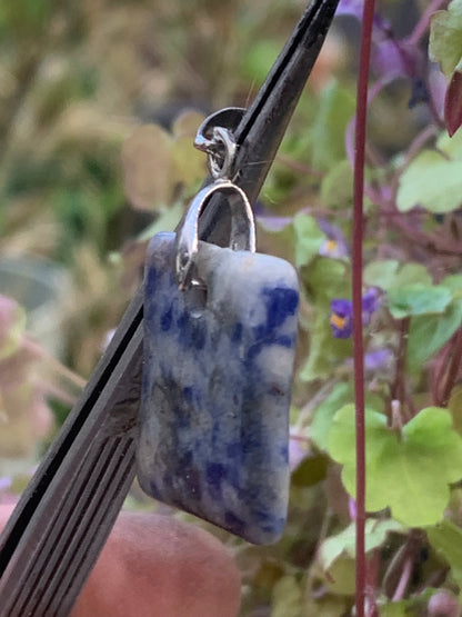 Sodalite, pendentif de 34x18x5 millimètres, vendu avec cordon coulissant (réglable), en cuir noir de 40 à 70 centimètres !