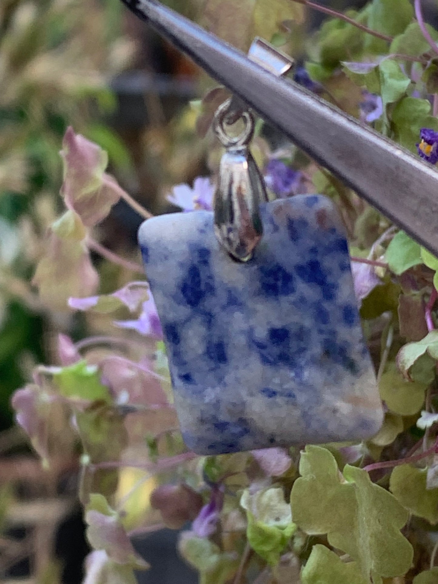 Sodalite, pendentif de 34x18x5 millimètres, vendu avec cordon coulissant (réglable), en cuir noir de 40 à 70 centimètres !
