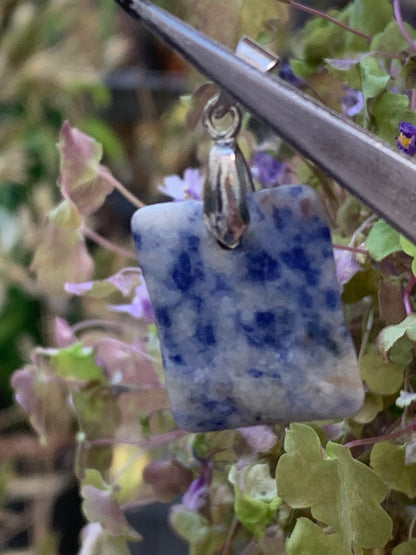 Sodalite, pendentif de 34x18x5 millimètres, vendu avec cordon coulissant (réglable), en cuir noir de 40 à 70 centimètres !