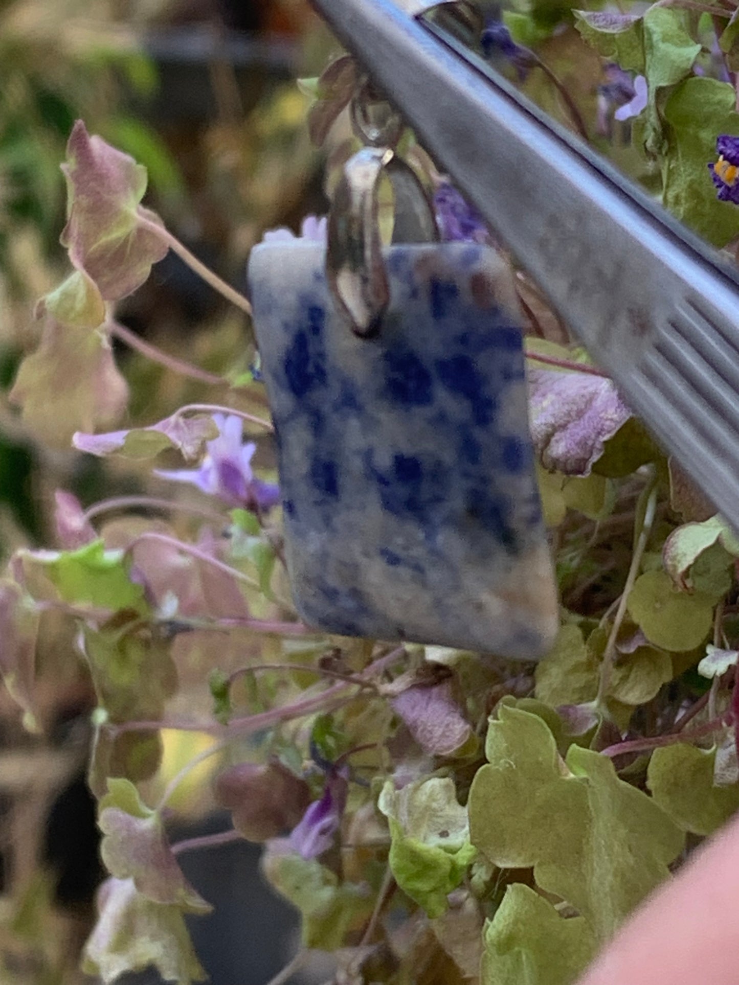 Sodalite, pendentif de 34x18x5 millimètres, vendu avec cordon coulissant (réglable), en cuir noir de 40 à 70 centimètres !