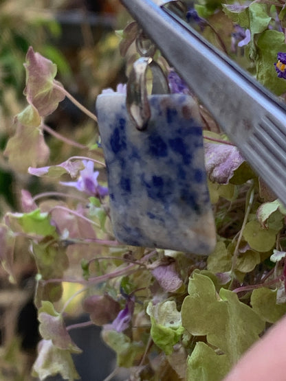 Sodalite, pendentif de 34x18x5 millimètres, vendu avec cordon coulissant (réglable), en cuir noir de 40 à 70 centimètres !