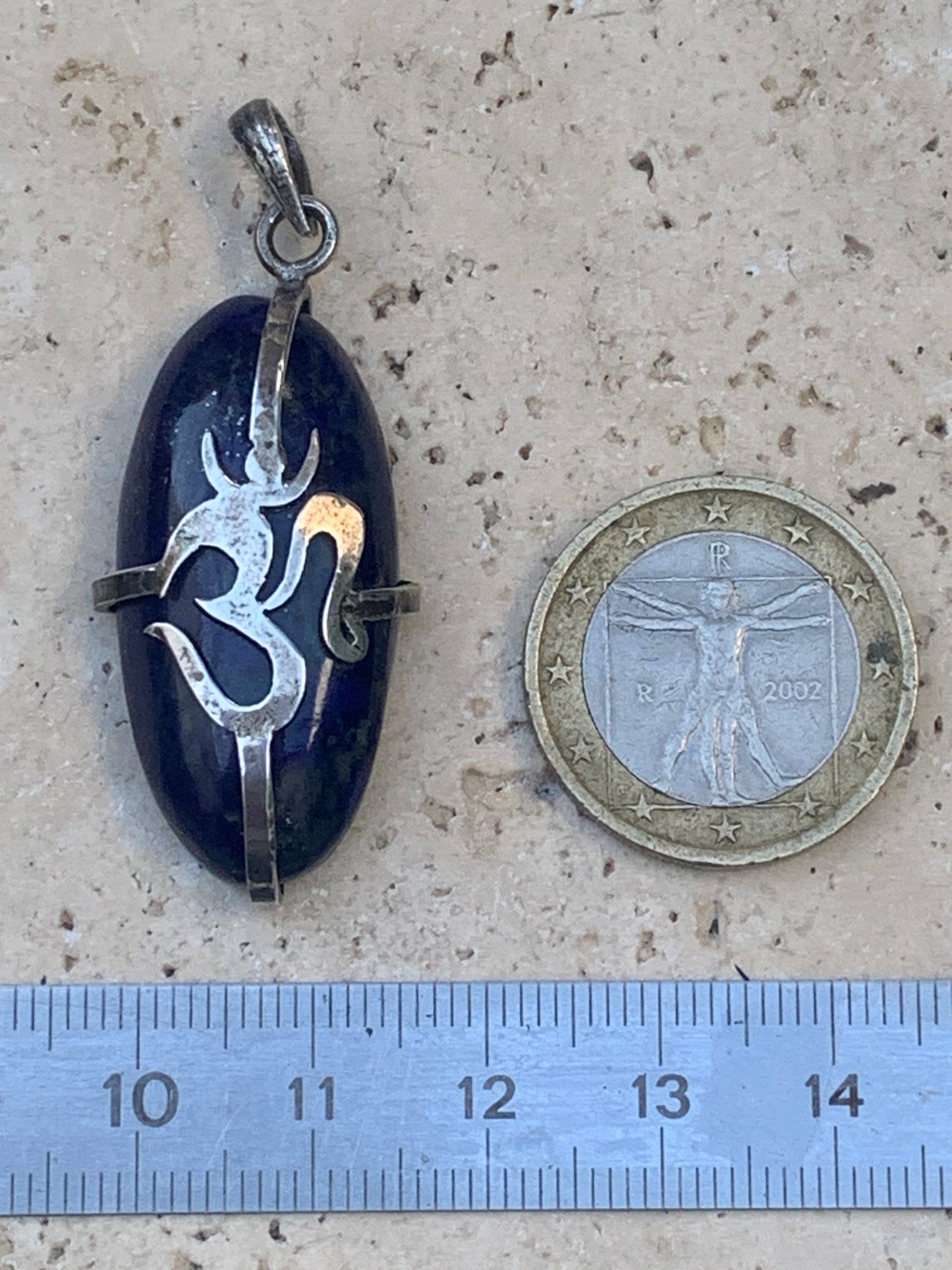 Lapis lazuli, pendentif Om/ ॐ, pièce unique en Argent de 48 millimètres de hauteur x 18 millimètres de largeur x 8 d'épaisseur. Vendu avec un cordon réglable de couleur noire !