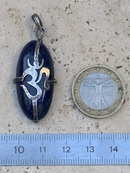 Lapis lazuli, pendentif Om/ ॐ, pièce unique en Argent de 48 millimètres de hauteur x 18 millimètres de largeur x 8 d'épaisseur. Vendu avec un cordon réglable de couleur noire !