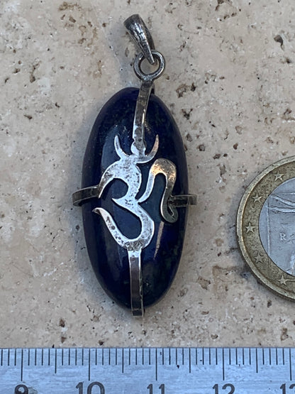 Lapis lazuli, pendentif Om/ ॐ, pièce unique en Argent de 48 millimètres de hauteur x 18 millimètres de largeur x 8 d'épaisseur. Vendu avec un cordon réglable de couleur noire !