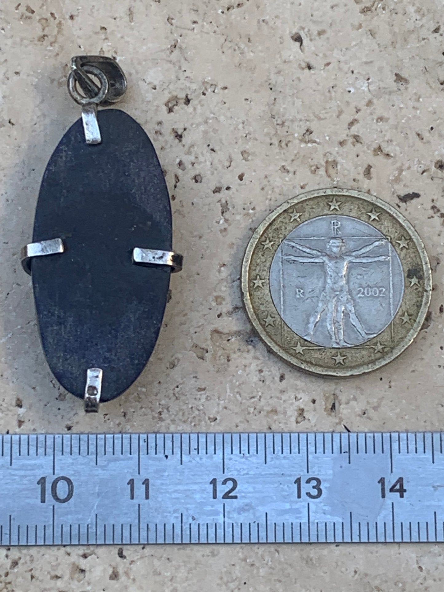 Lapis lazuli, pendentif Om/ ॐ, pièce unique en Argent de 48 millimètres de hauteur x 18 millimètres de largeur x 8 d'épaisseur. Vendu avec un cordon réglable de couleur noire !