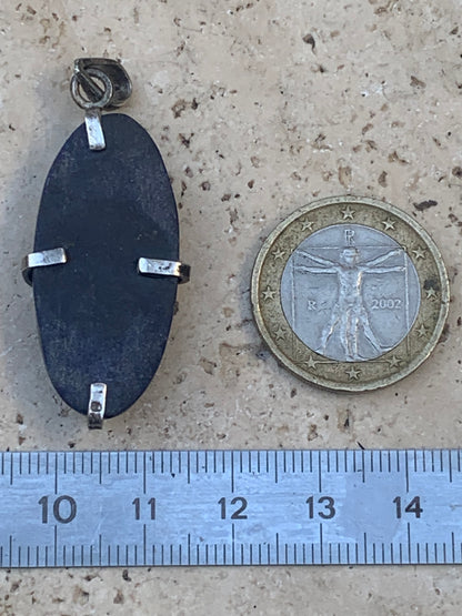 Lapis lazuli, pendentif Om/ ॐ, pièce unique en Argent de 48 millimètres de hauteur x 18 millimètres de largeur x 8 d'épaisseur. Vendu avec un cordon réglable de couleur noire !
