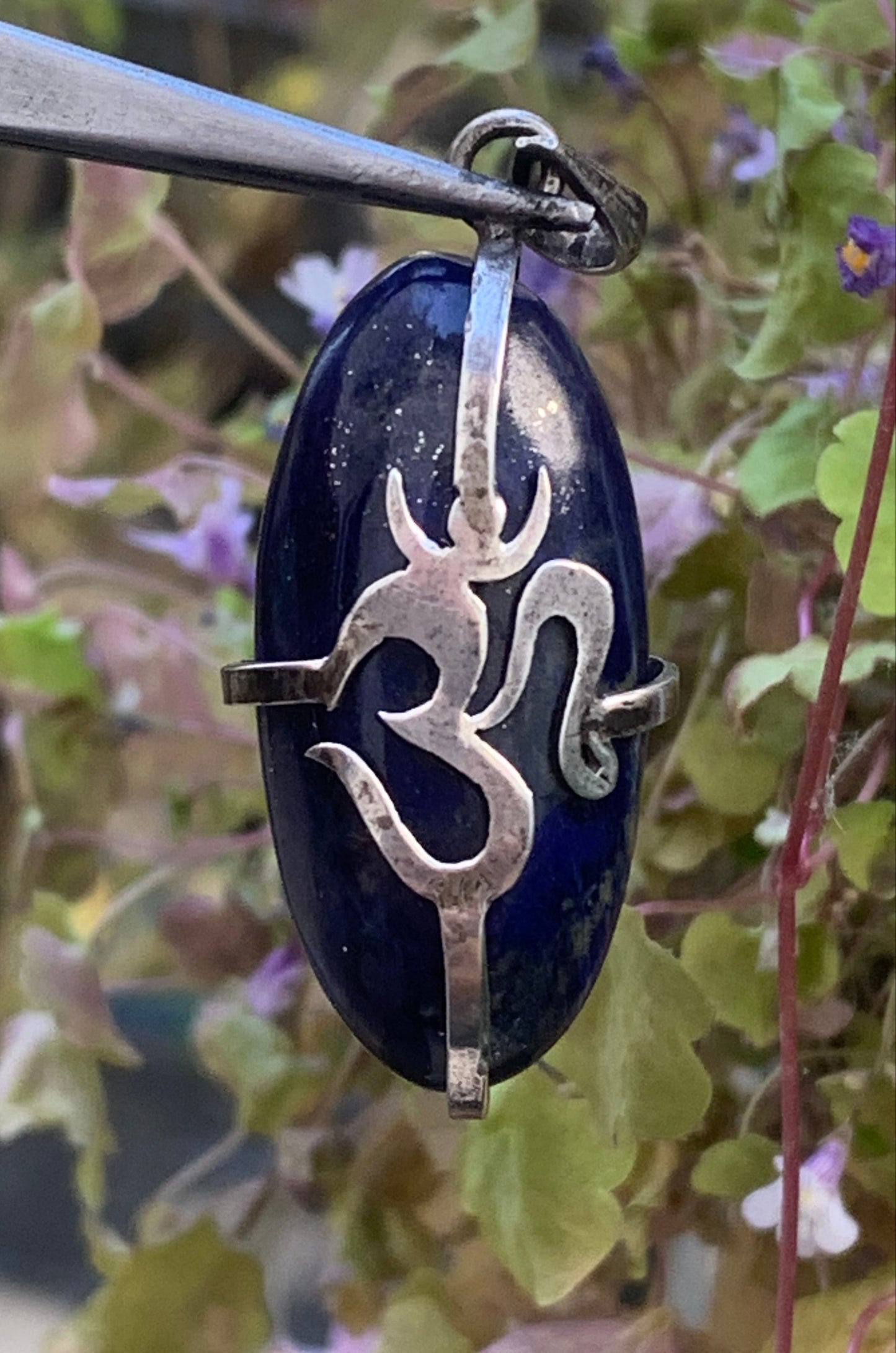 Lapis lazuli, pendentif Om/ ॐ, pièce unique en Argent de 48 millimètres de hauteur x 18 millimètres de largeur x 8 d'épaisseur. Vendu avec un cordon réglable de couleur noire !