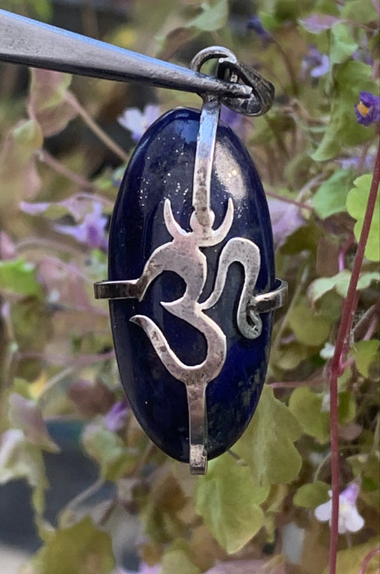 Lapis lazuli, pendentif Om/ ॐ, pièce unique en Argent de 48 millimètres de hauteur x 18 millimètres de largeur x 8 d'épaisseur. Vendu avec un cordon réglable de couleur noire !