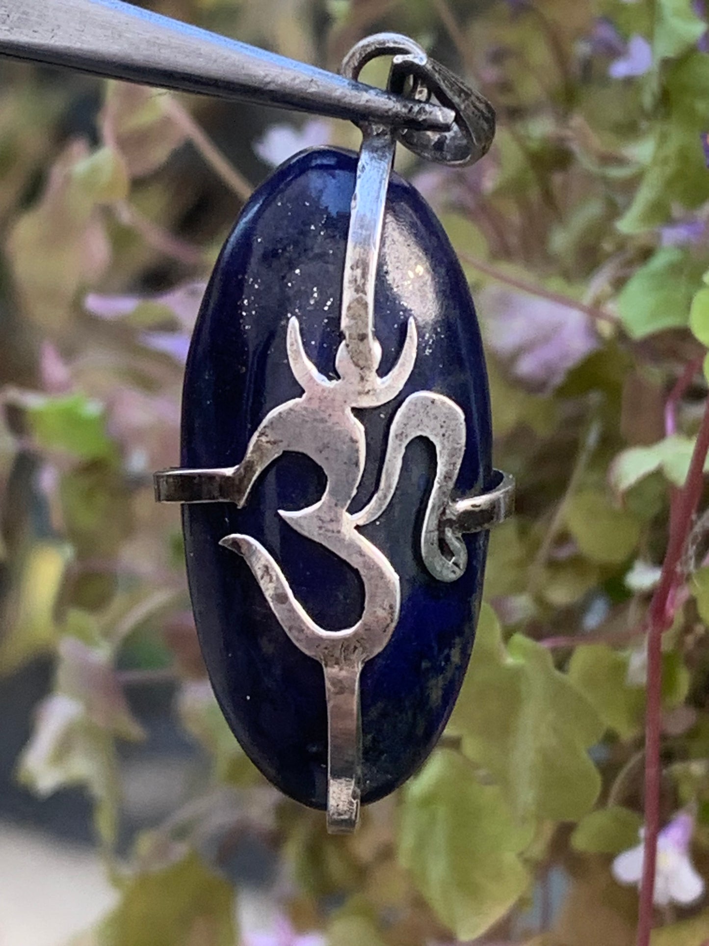 Lapis lazuli, pendentif Om/ ॐ, pièce unique en Argent de 48 millimètres de hauteur x 18 millimètres de largeur x 8 d'épaisseur. Vendu avec un cordon réglable de couleur noire !