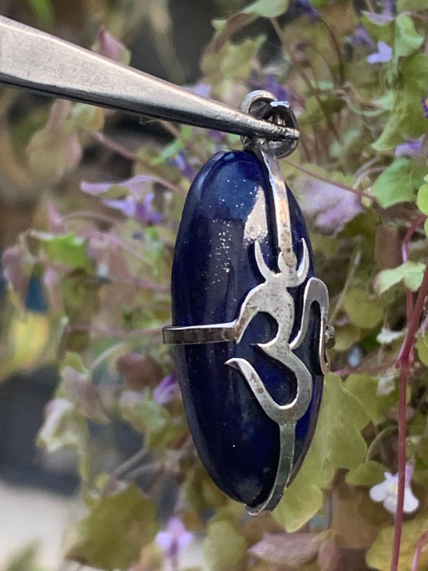 Lapis lazuli, pendentif Om/ ॐ, pièce unique en Argent de 48 millimètres de hauteur x 18 millimètres de largeur x 8 d'épaisseur. Vendu avec un cordon réglable de couleur noire !