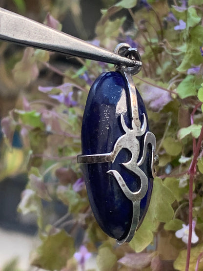 Lapis lazuli, pendentif Om/ ॐ, pièce unique en Argent de 48 millimètres de hauteur x 18 millimètres de largeur x 8 d'épaisseur. Vendu avec un cordon réglable de couleur noire !
