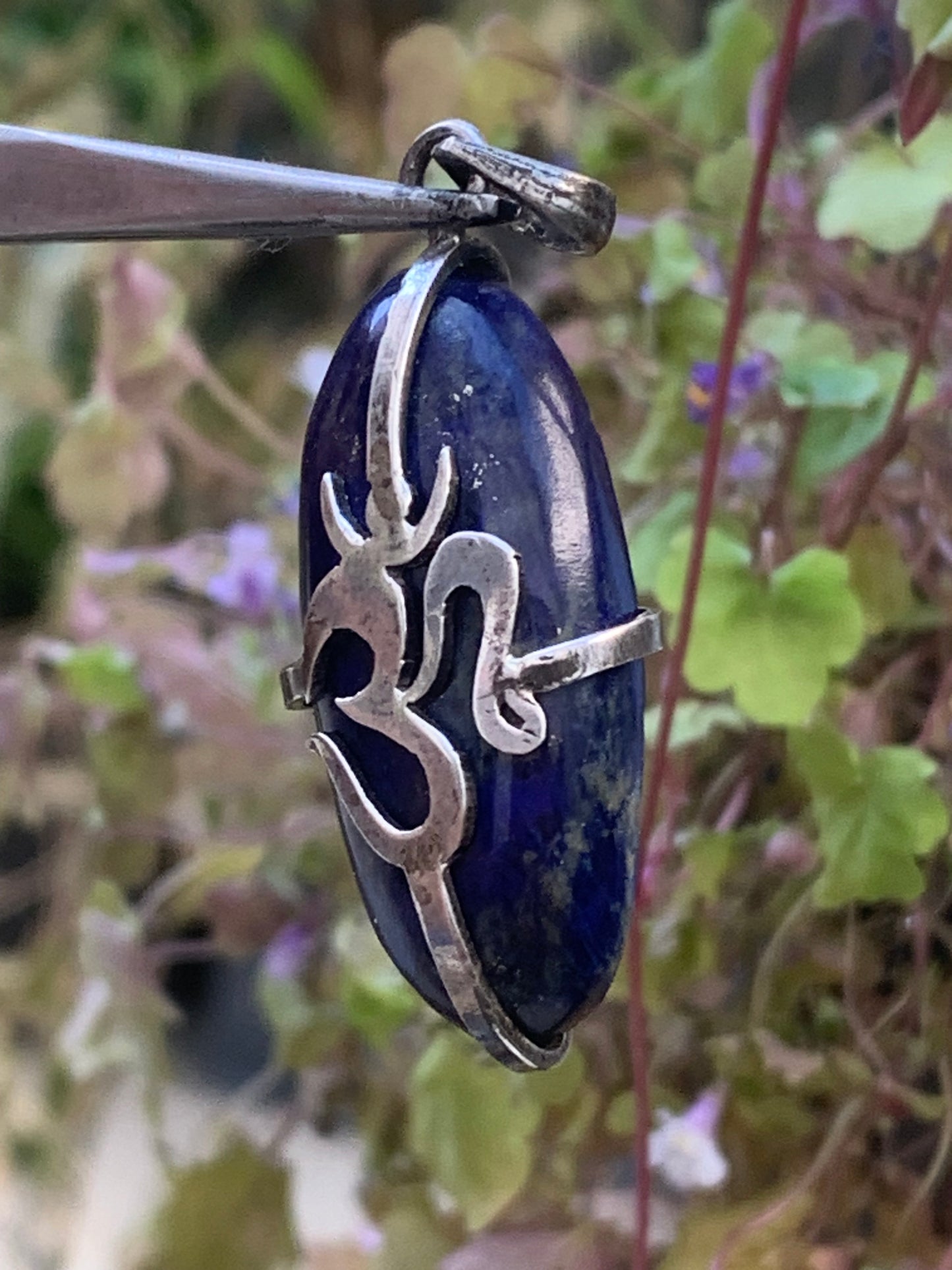 Lapis lazuli, pendentif Om/ ॐ, pièce unique en Argent de 48 millimètres de hauteur x 18 millimètres de largeur x 8 d'épaisseur. Vendu avec un cordon réglable de couleur noire !