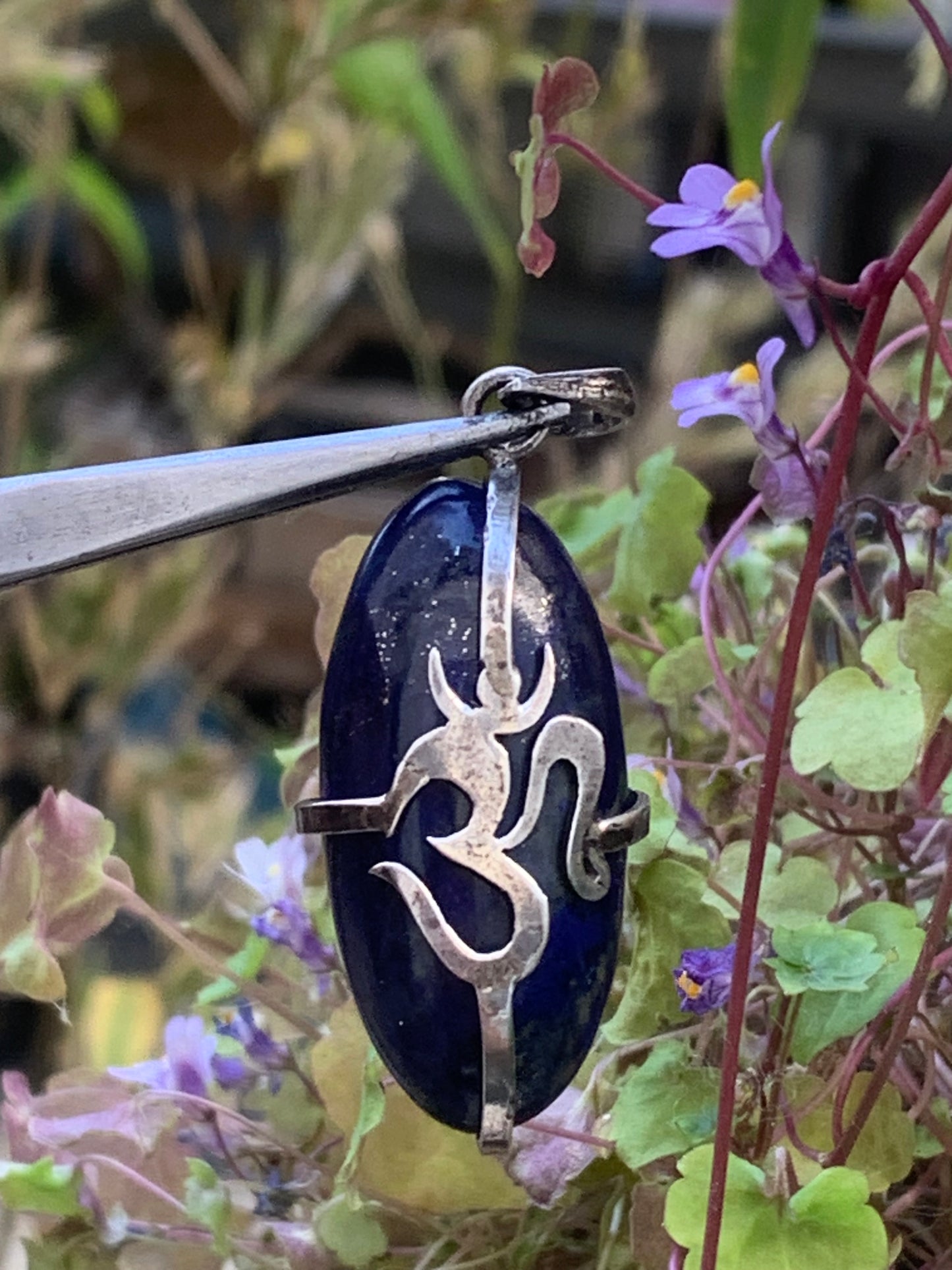 Lapis lazuli, pendentif Om/ ॐ, pièce unique en Argent de 48 millimètres de hauteur x 18 millimètres de largeur x 8 d'épaisseur. Vendu avec un cordon réglable de couleur noire !