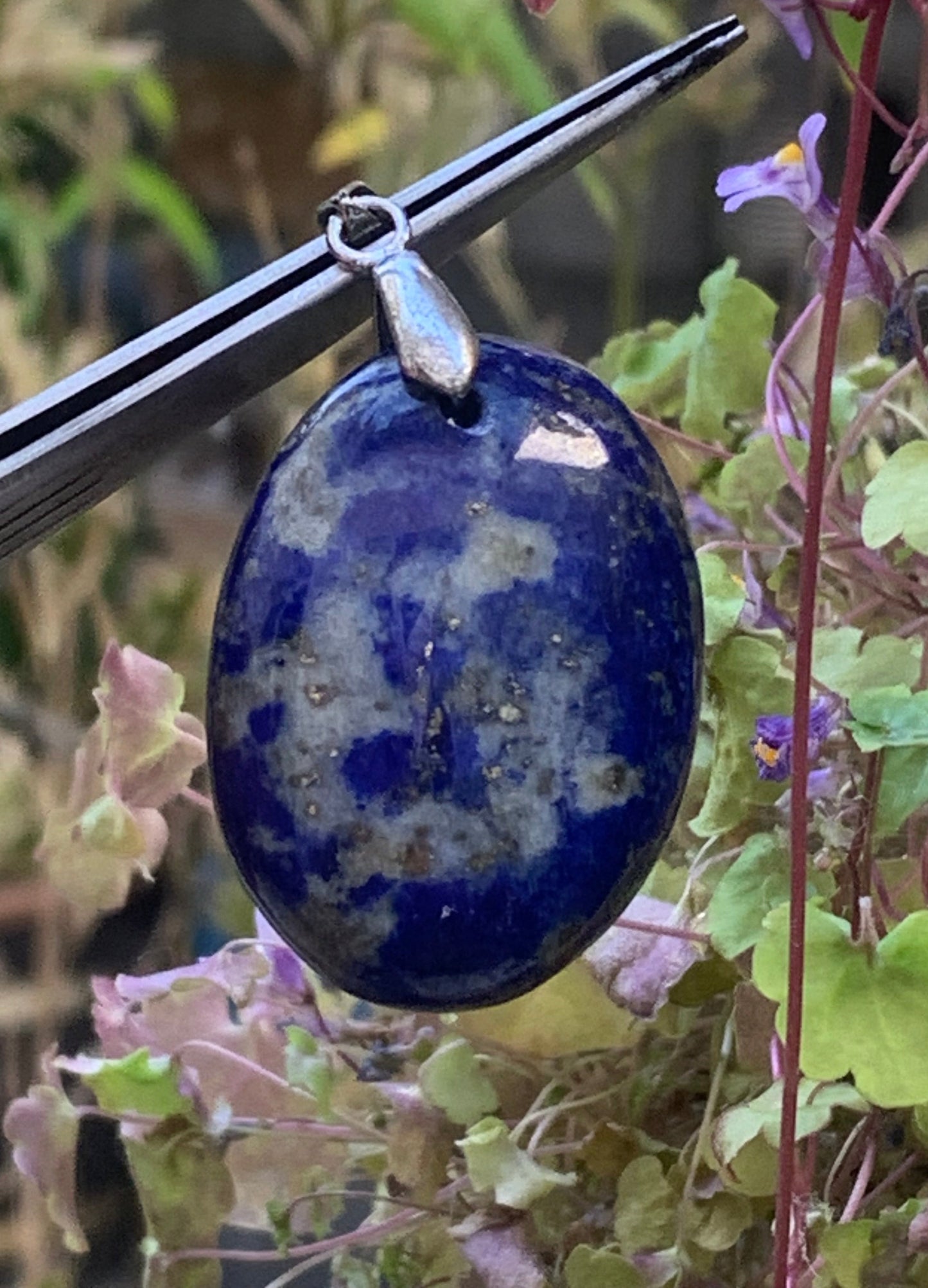 Lapis lazuli, superbe pendentif de 48 millimètres de hauteur x 26 millimètres de largeur x 14 d'épaisseur. Vendu avec un cordon réglable de couleur noire !