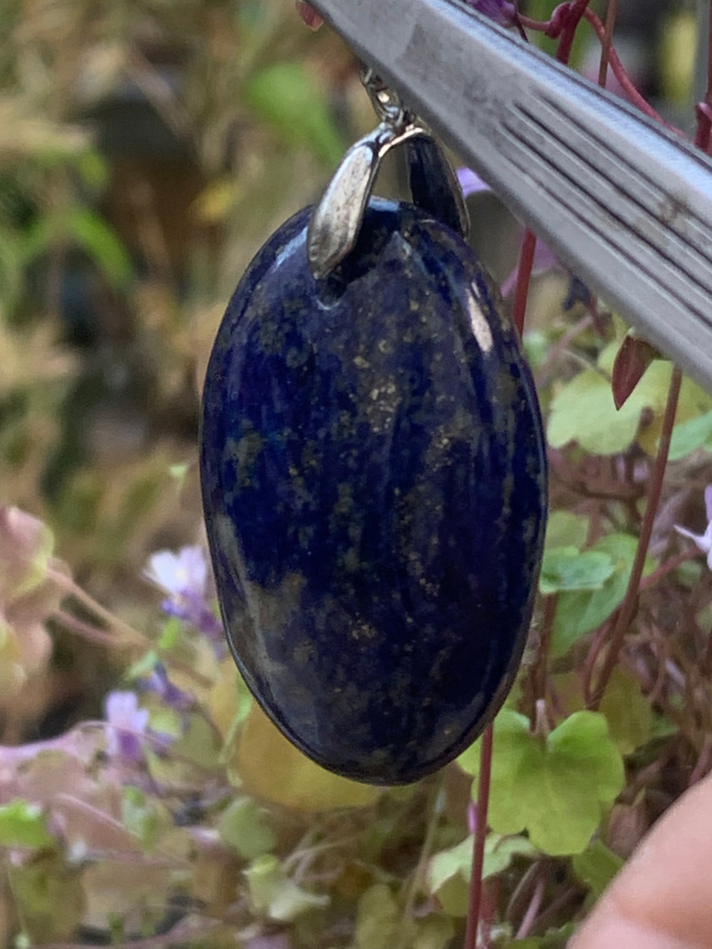 Lapis lazuli, superbe pendentif de 48 millimètres de hauteur x 26 millimètres de largeur x 14 d'épaisseur. Vendu avec un cordon réglable de couleur noire !