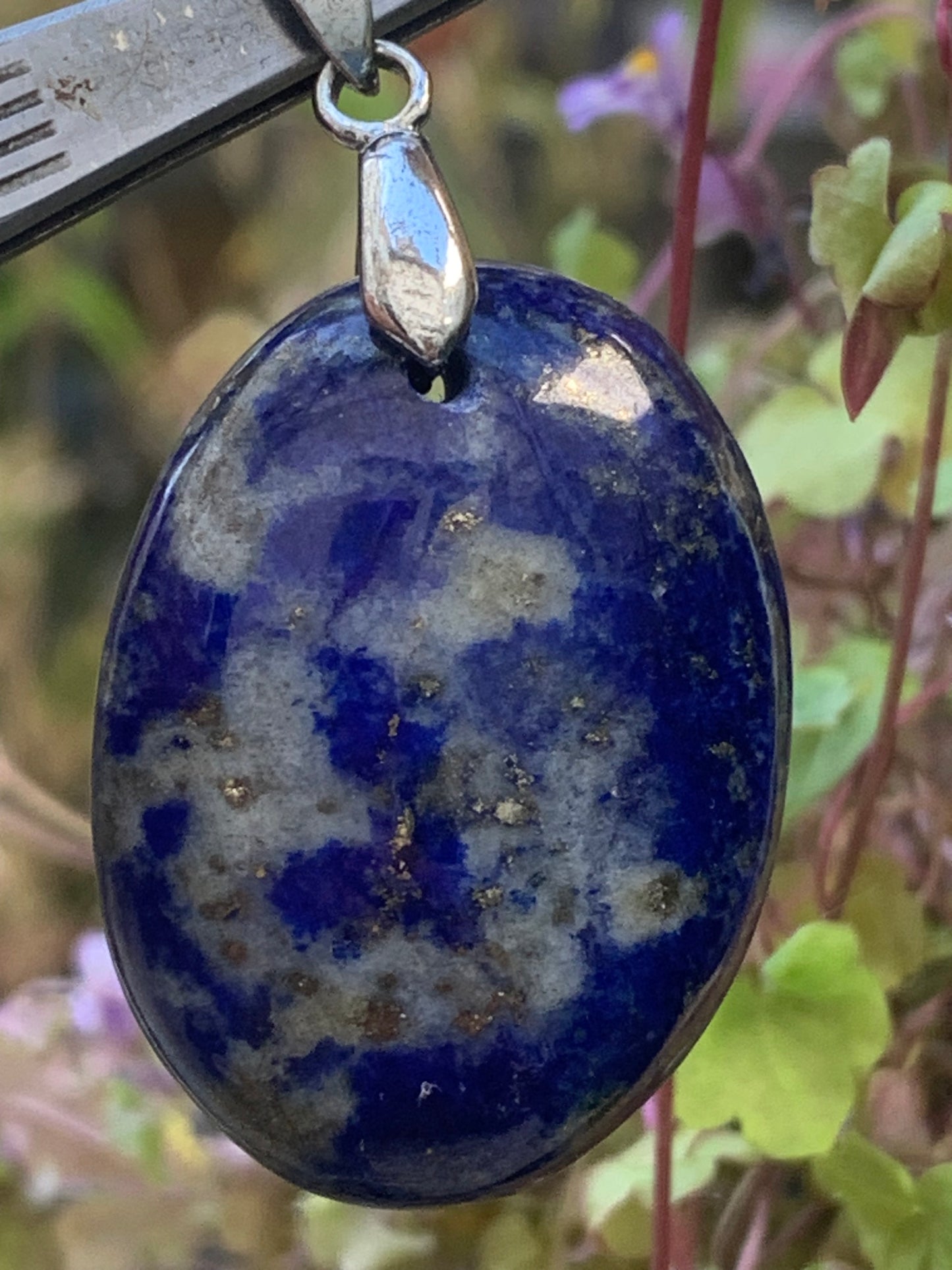 Lapis lazuli, superbe pendentif de 48 millimètres de hauteur x 26 millimètres de largeur x 14 d'épaisseur. Vendu avec un cordon réglable de couleur noire !