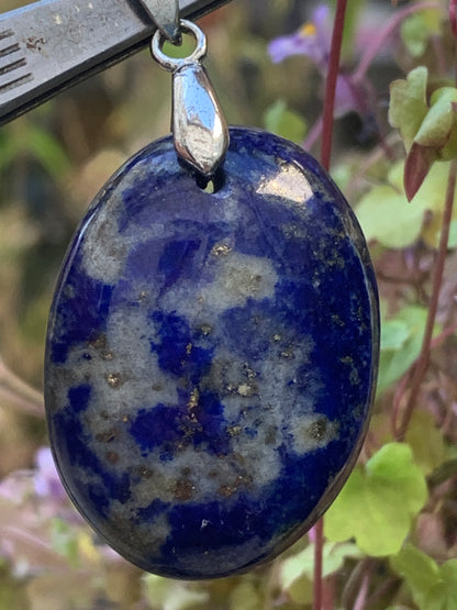 Lapis lazuli, superbe pendentif de 48 millimètres de hauteur x 26 millimètres de largeur x 14 d'épaisseur. Vendu avec un cordon réglable de couleur noire !
