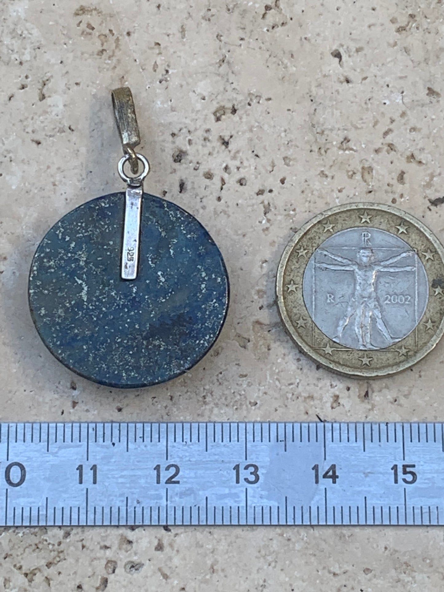 Lapis lazuli, superbe pendentif en Argent 925, de 40 millimètres de hauteur x 26 millimètres de largeur x 7 d'épaisseur. Vendu avec un cordon réglable de couleur noire !