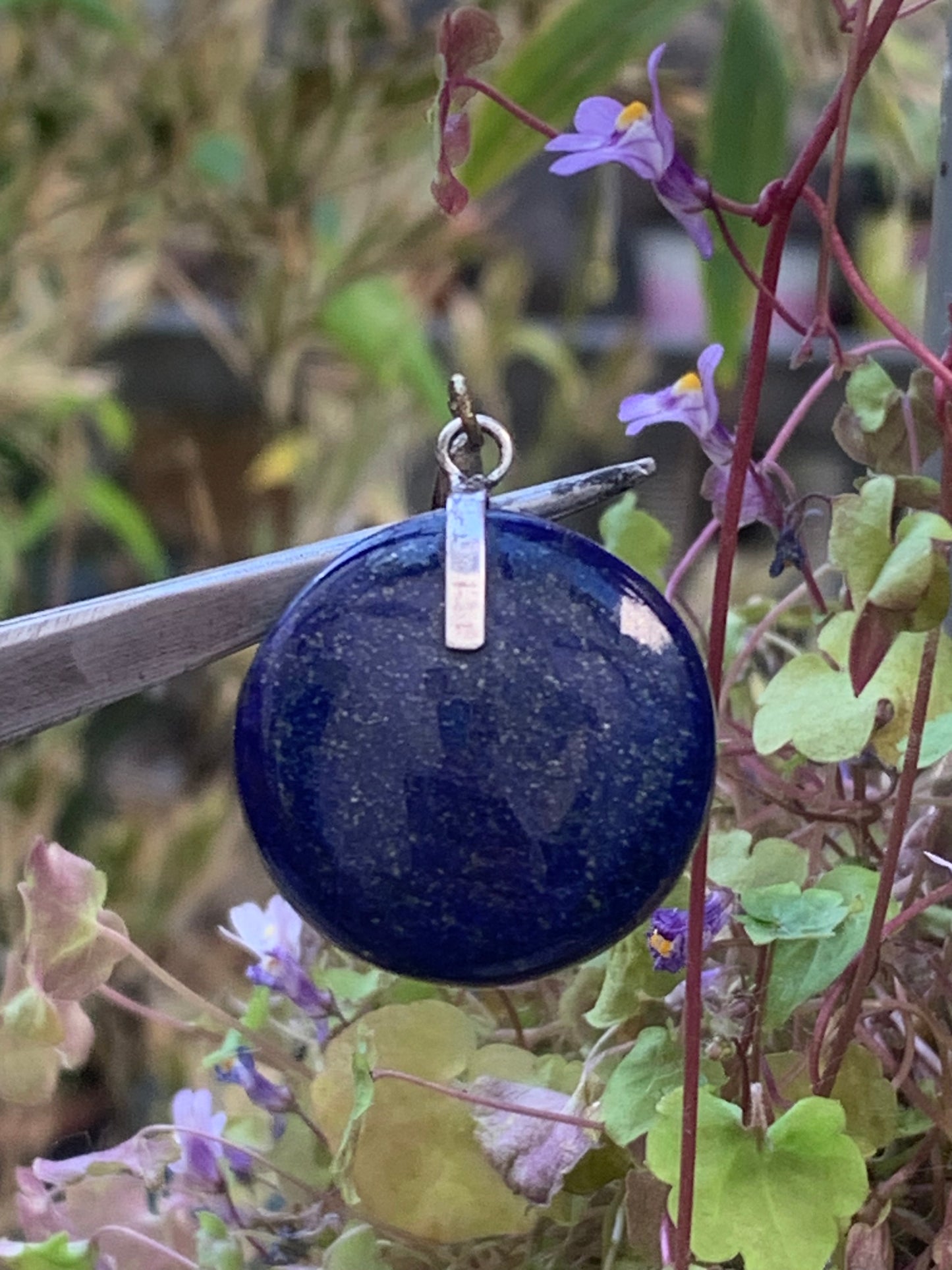 Lapis lazuli, superbe pendentif en Argent 925, de 40 millimètres de hauteur x 26 millimètres de largeur x 7 d'épaisseur. Vendu avec un cordon réglable de couleur noire !