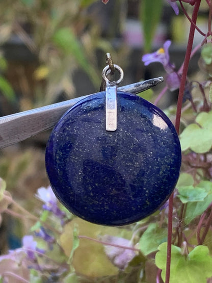 Lapis lazuli, superbe pendentif en Argent 925, de 40 millimètres de hauteur x 26 millimètres de largeur x 7 d'épaisseur. Vendu avec un cordon réglable de couleur noire !