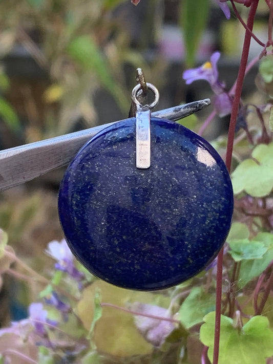 Lapis lazuli, superbe pendentif en Argent 925, de 40 millimètres de hauteur x 26 millimètres de largeur x 7 d'épaisseur. Vendu avec un cordon réglable de couleur noire !