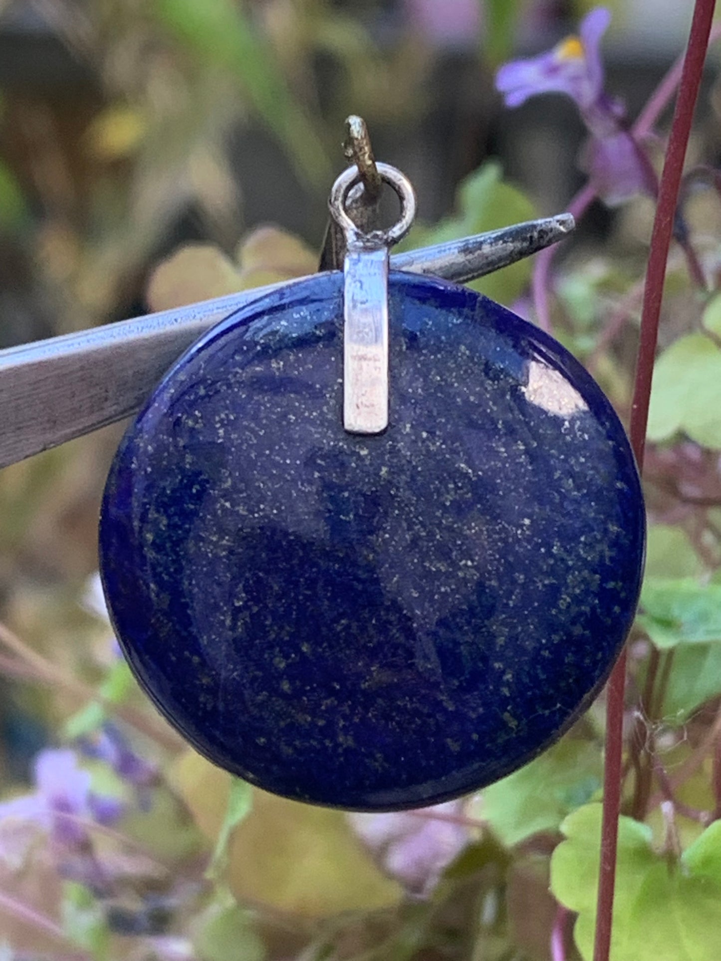 Lapis lazuli, superbe pendentif en Argent 925, de 40 millimètres de hauteur x 26 millimètres de largeur x 7 d'épaisseur. Vendu avec un cordon réglable de couleur noire !