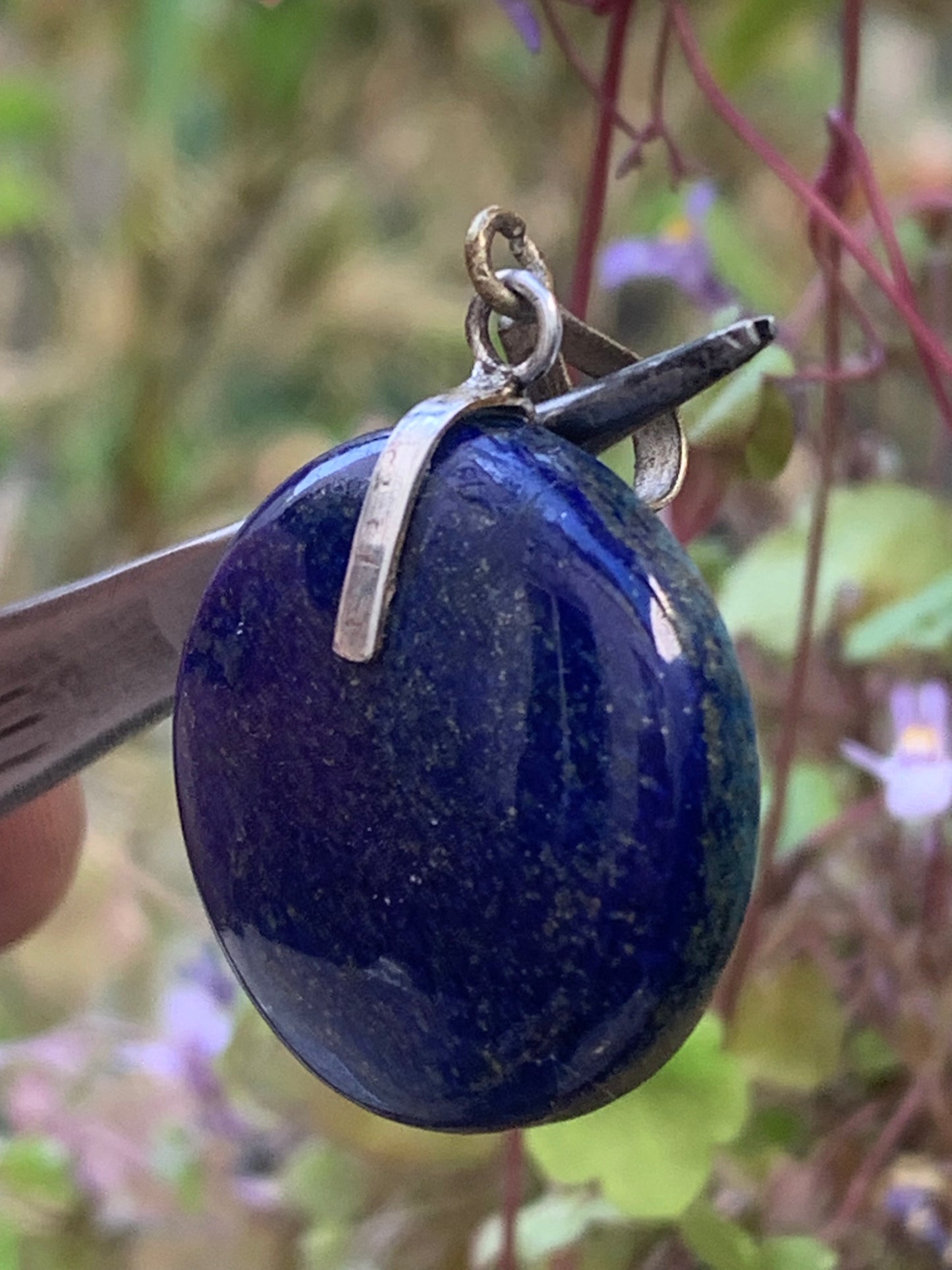 Lapis lazuli, superbe pendentif en Argent 925, de 40 millimètres de hauteur x 26 millimètres de largeur x 7 d'épaisseur. Vendu avec un cordon réglable de couleur noire !