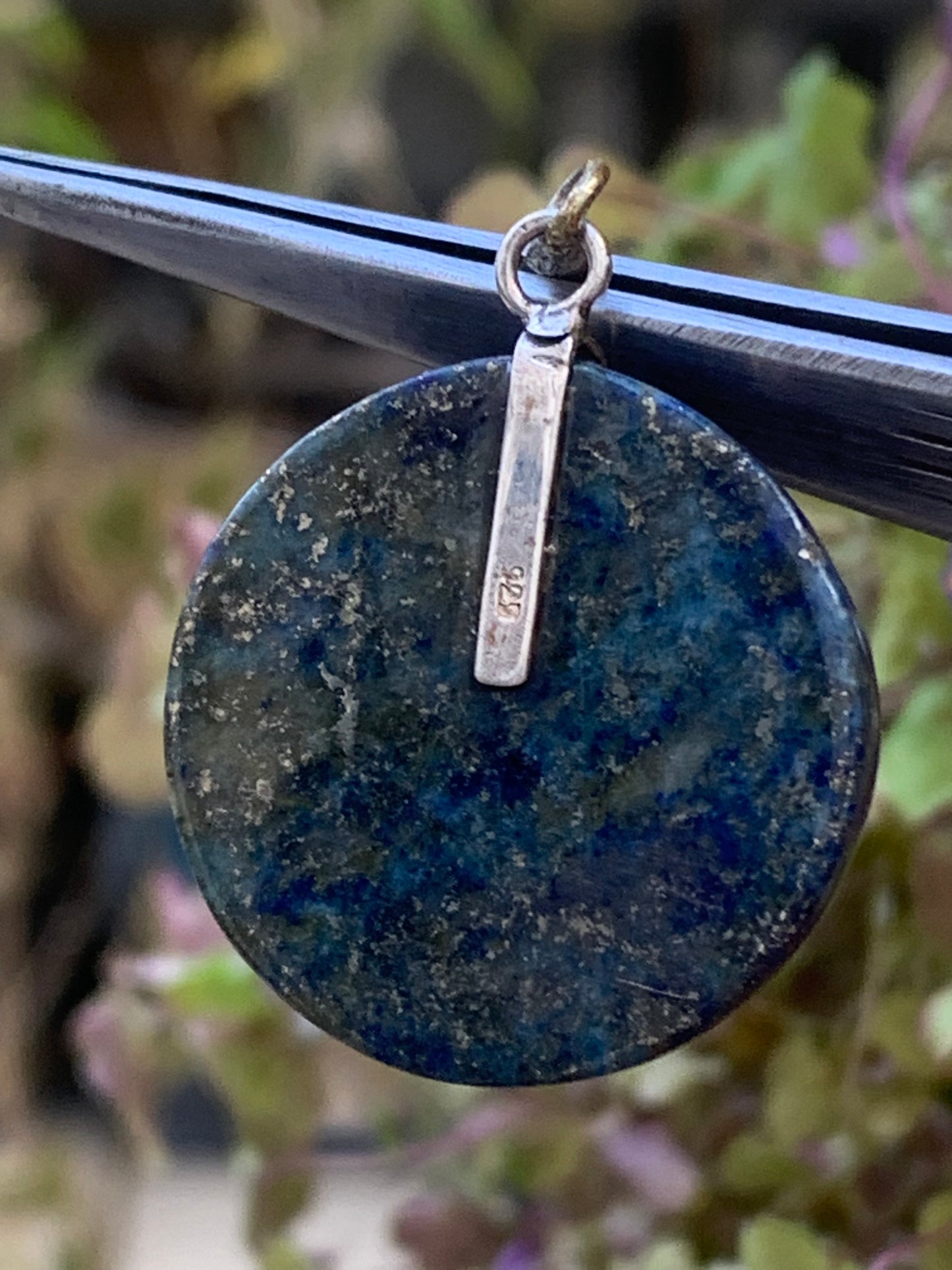 Lapis lazuli, superbe pendentif en Argent 925, de 40 millimètres de hauteur x 26 millimètres de largeur x 7 d'épaisseur. Vendu avec un cordon réglable de couleur noire !