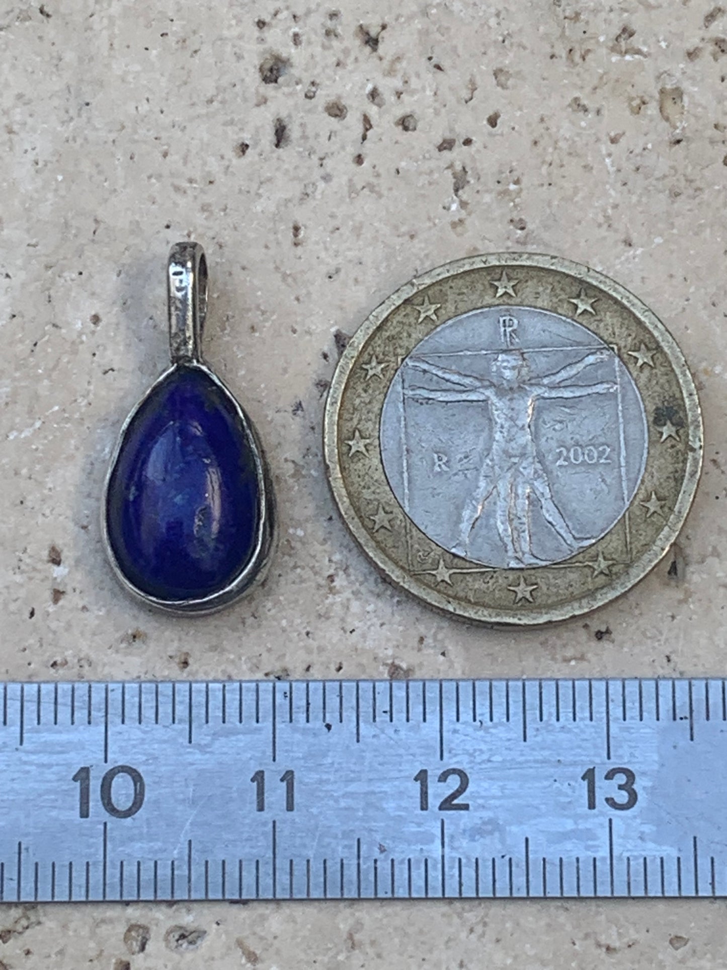 Lapis lazuli, petit pendentif en Argent 925 fait par G & Z, de 21 millimètres de hauteur x 10 millimètres de largeur x 6 d'épaisseur. Vendu avec un cordon réglable de couleur noire !