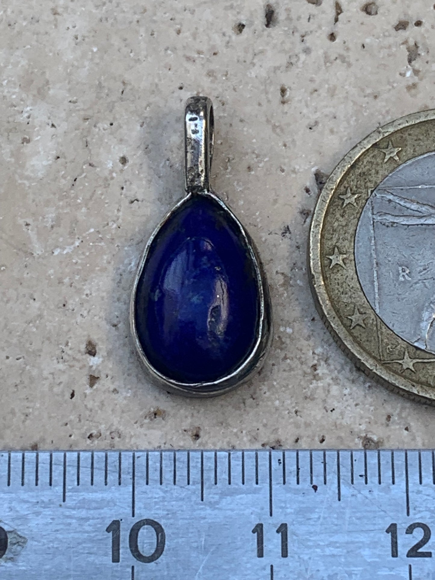 Lapis lazuli, petit pendentif en Argent 925 fait par G & Z, de 21 millimètres de hauteur x 10 millimètres de largeur x 6 d'épaisseur. Vendu avec un cordon réglable de couleur noire !