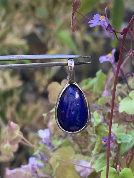 Lapis lazuli, petit pendentif en Argent 925 fait par G & Z, de 21 millimètres de hauteur x 10 millimètres de largeur x 6 d'épaisseur. Vendu avec un cordon réglable de couleur noire !