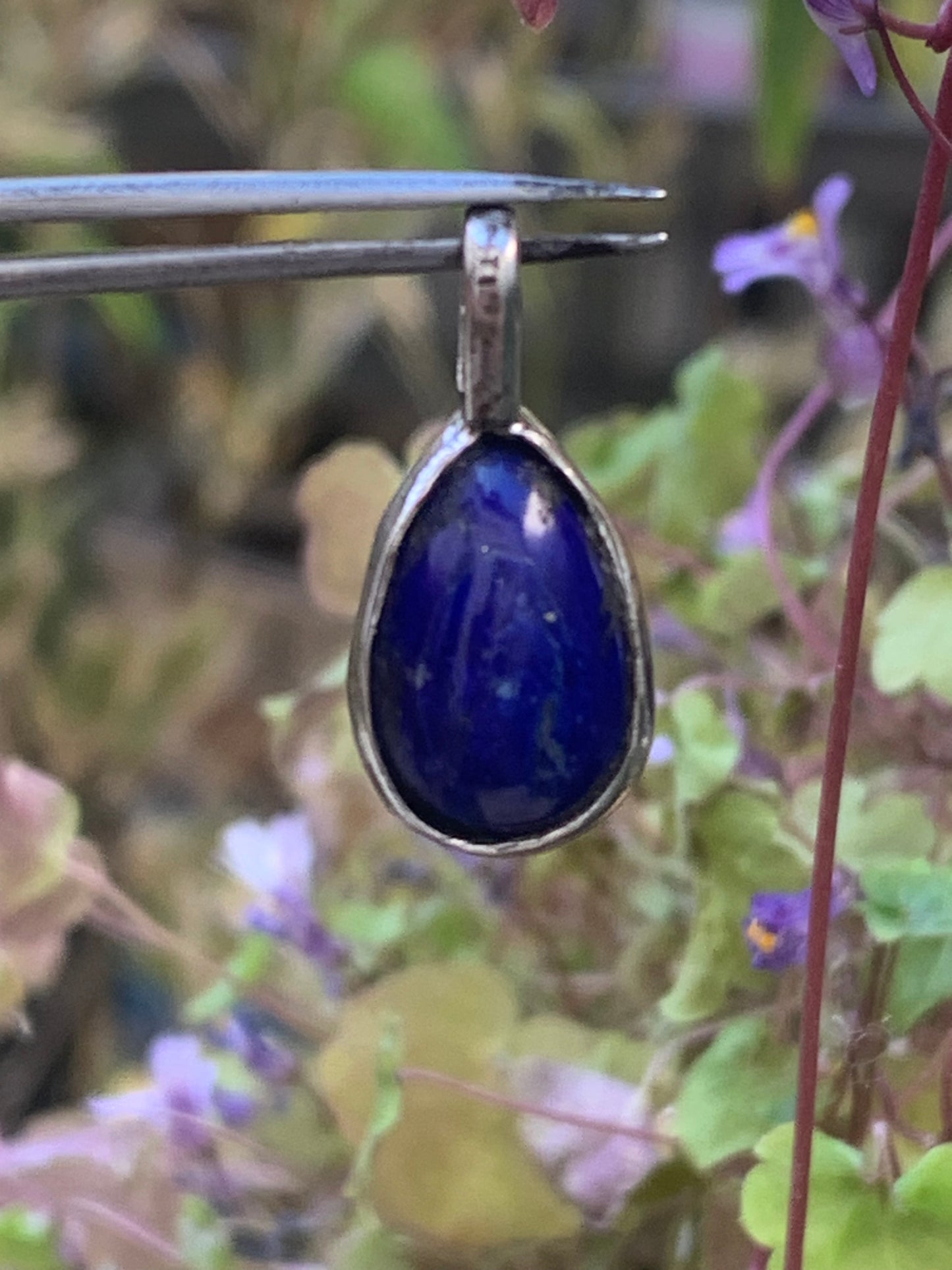 Lapis lazuli, petit pendentif en Argent 925 fait par G & Z, de 21 millimètres de hauteur x 10 millimètres de largeur x 6 d'épaisseur. Vendu avec un cordon réglable de couleur noire !