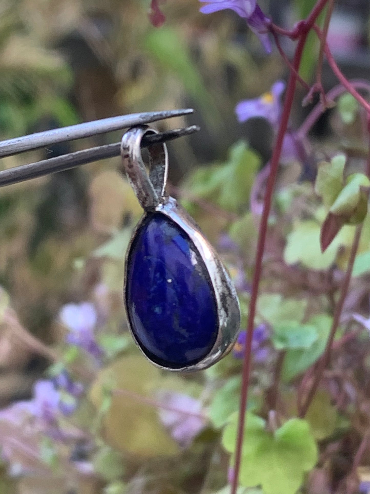 Lapis lazuli, petit pendentif en Argent 925 fait par G & Z, de 21 millimètres de hauteur x 10 millimètres de largeur x 6 d'épaisseur. Vendu avec un cordon réglable de couleur noire !