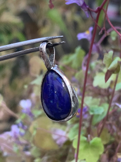Lapis lazuli, petit pendentif en Argent 925 fait par G & Z, de 21 millimètres de hauteur x 10 millimètres de largeur x 6 d'épaisseur. Vendu avec un cordon réglable de couleur noire !