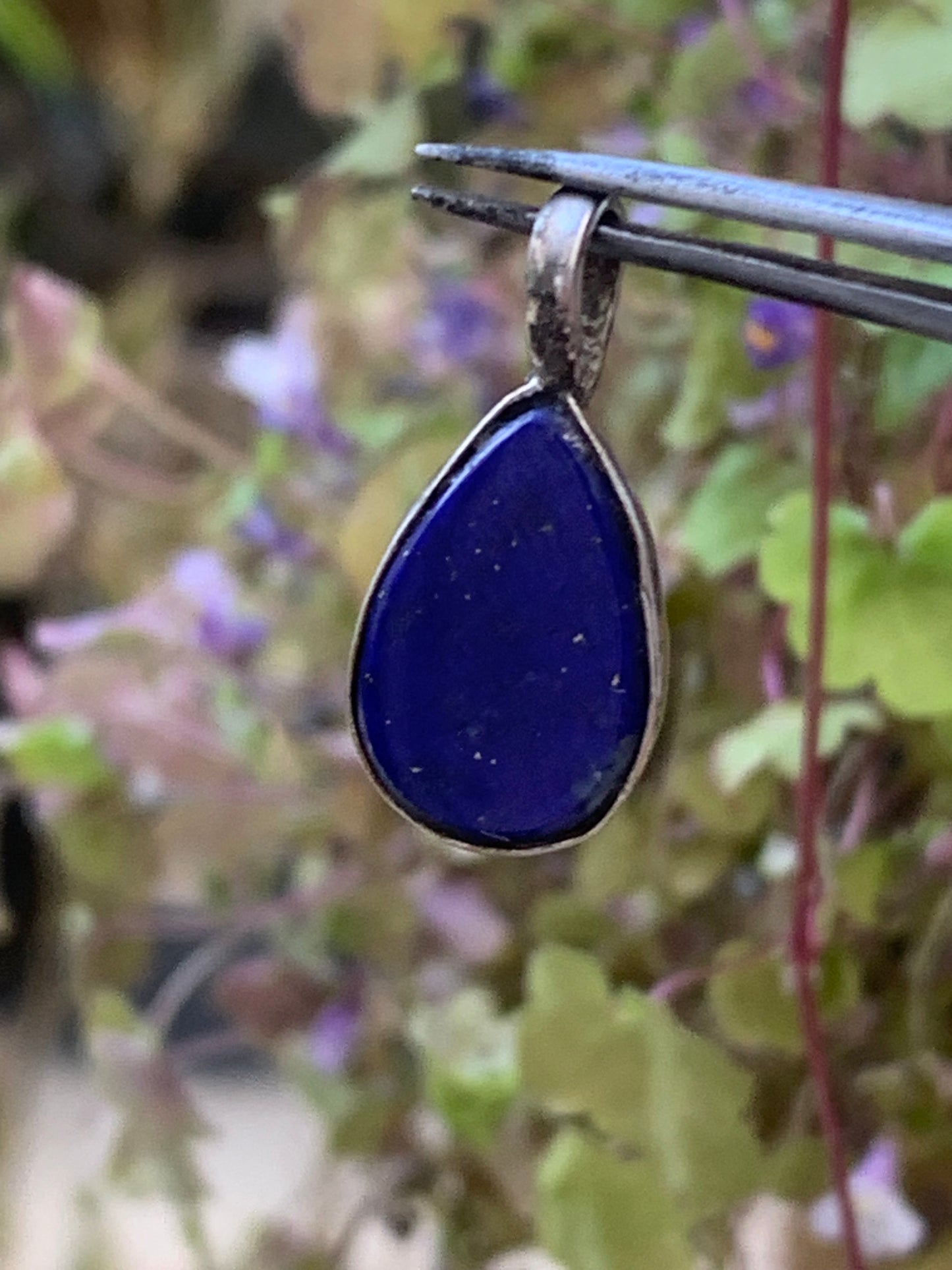 Lapis lazuli, petit pendentif en Argent 925 fait par G & Z, de 21 millimètres de hauteur x 10 millimètres de largeur x 6 d'épaisseur. Vendu avec un cordon réglable de couleur noire !