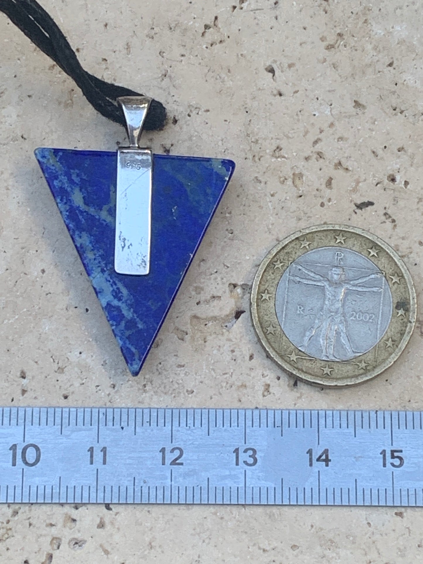 Lapis lazuli, petit pendentif en Argent 925 fait par G & Z, de 40 millimètres de hauteur x 28 millimètres de largeur x 6 d'épaisseur. Vendu avec un cordon réglable de couleur noire !