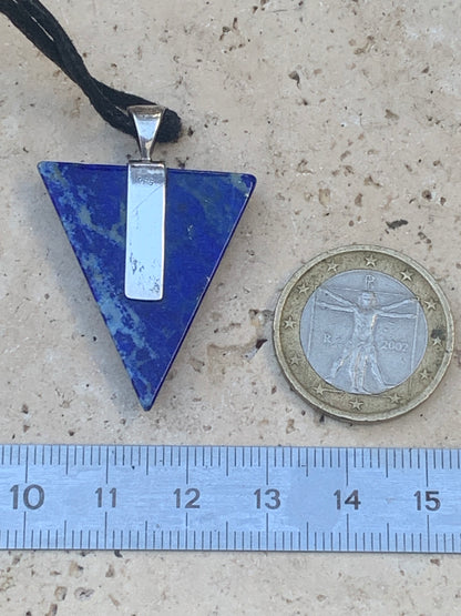 Lapis lazuli, petit pendentif en Argent 925 fait par G & Z, de 40 millimètres de hauteur x 28 millimètres de largeur x 6 d'épaisseur. Vendu avec un cordon réglable de couleur noire !