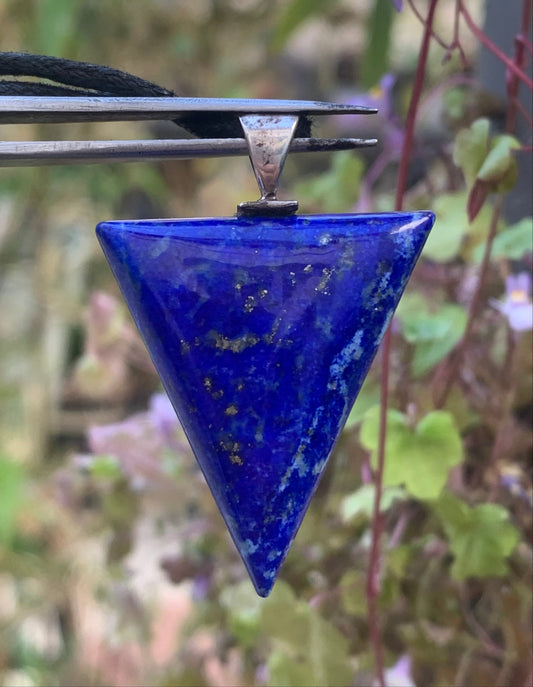 Lapis lazuli, petit pendentif en Argent 925 fait par G & Z, de 40 millimètres de hauteur x 28 millimètres de largeur x 6 d'épaisseur. Vendu avec un cordon réglable de couleur noire !