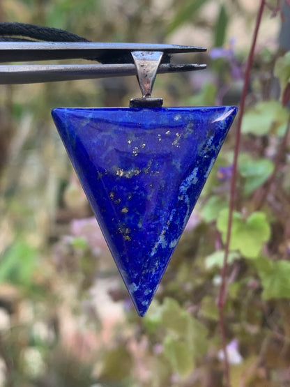Lapis lazuli, petit pendentif en Argent 925 fait par G & Z, de 40 millimètres de hauteur x 28 millimètres de largeur x 6 d'épaisseur. Vendu avec un cordon réglable de couleur noire !
