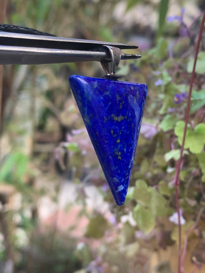 Lapis lazuli, petit pendentif en Argent 925 fait par G & Z, de 40 millimètres de hauteur x 28 millimètres de largeur x 6 d'épaisseur. Vendu avec un cordon réglable de couleur noire !