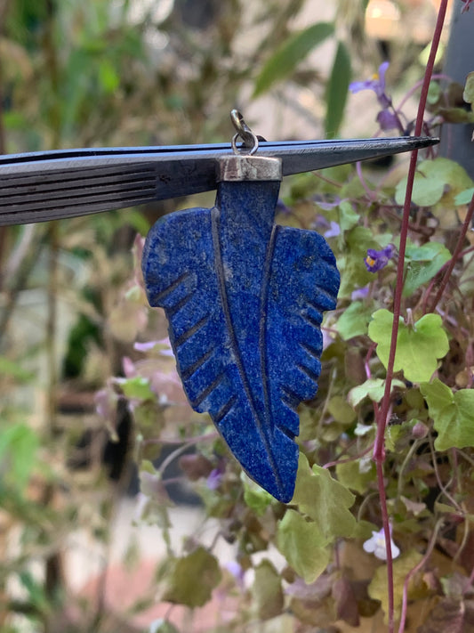 Lapis lazuli, pendentif en Argent 925 fait par G & Z, de 53 millimètres de hauteur x 27 millimètres de largeur x 5 d'épaisseur. Vendu avec un cordon réglable de couleur noire !