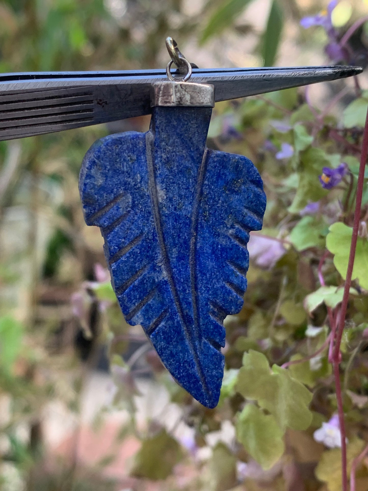 Lapis lazuli, pendentif en Argent 925 fait par G & Z, de 53 millimètres de hauteur x 27 millimètres de largeur x 5 d'épaisseur. Vendu avec un cordon réglable de couleur noire !