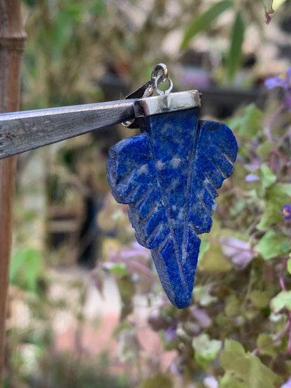 Lapis lazuli, pendentif en Argent 925 fait par G & Z, de 54 millimètres de hauteur x 27 millimètres de largeur x 5 d'épaisseur. Vendu avec un cordon réglable de couleur noire !